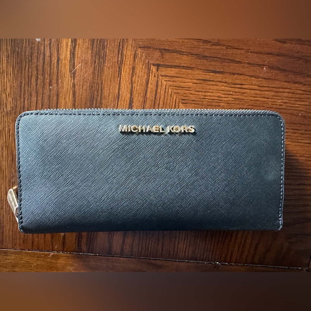 Woman’s Michael Kors wallet comes with a necklace